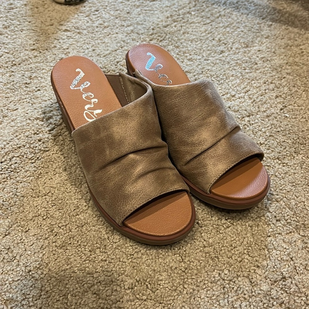 Very G Womens Savannah Taupe Faux Suede Peep-Toe Slide Sandals Shoes WITH DEFECT